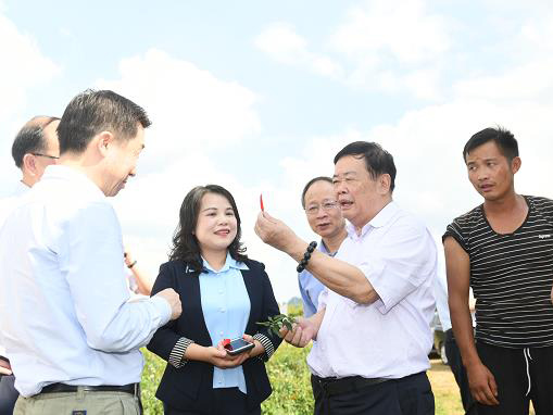 曹德旺荣获中国脱贫攻坚奖,他说:企业家一定要尽责